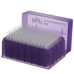 Non-filtered low retention pipette tips in racks with lift-off lid