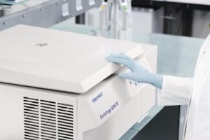 Centrifuge 5810 R Soft-touch lid closure