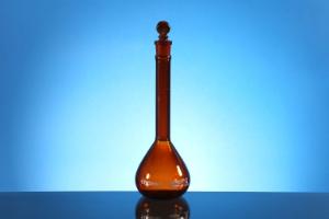 Volumetric flask, amber, with penny head stopper